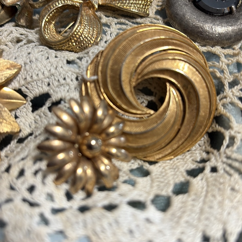 Vintage Brooch Set with Floral and Gold Designs
(9) - Picture 6 of 8